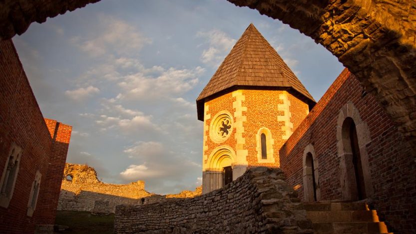 Medvedgrad okupan Suncem u suton