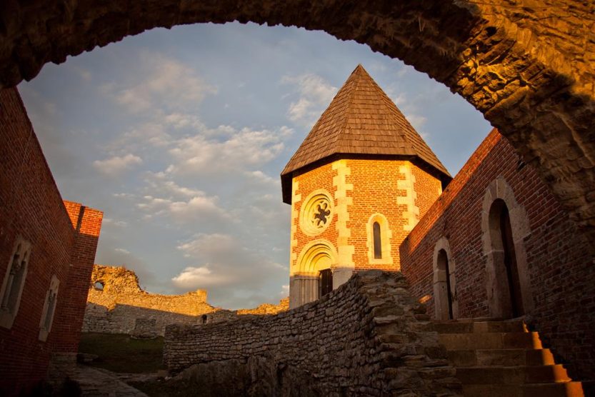 Medvedgrad okupan Suncem u suton