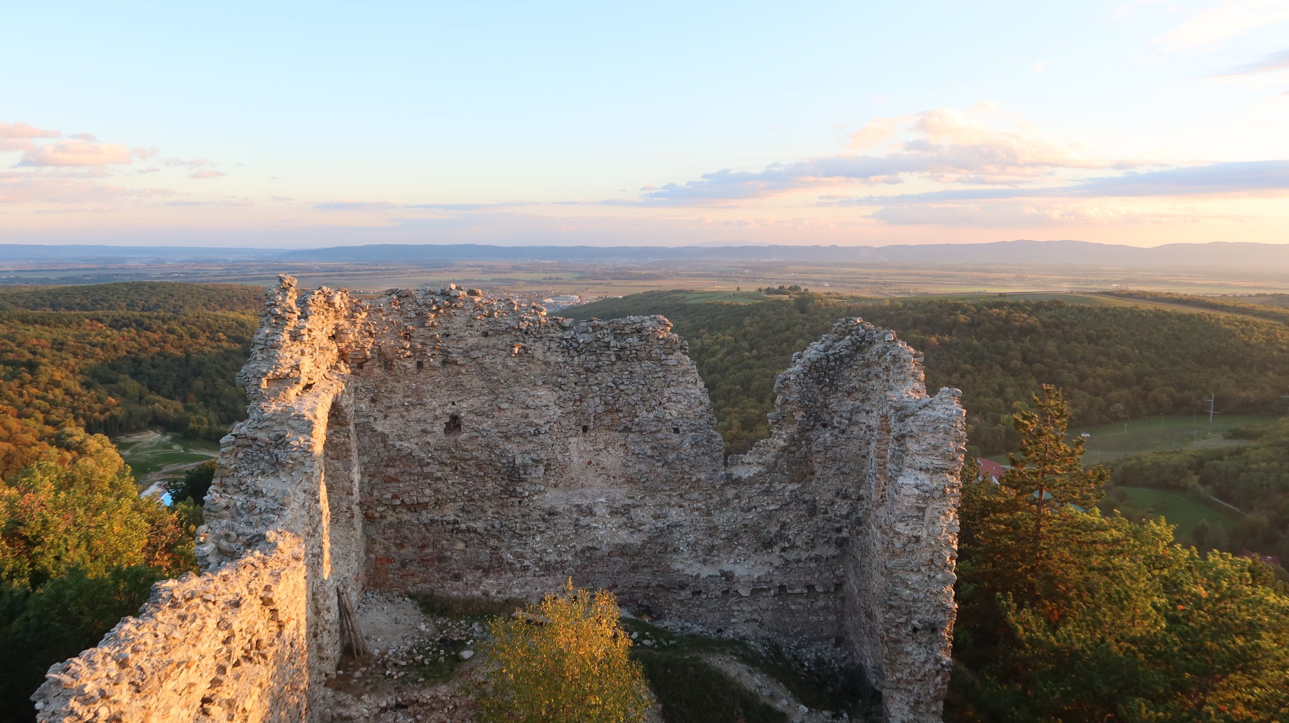Stari grad Velika u jesen 2022. godine, pogled prema gradu Požega na obzoru / FOTO: A.M. Blaga & misterije