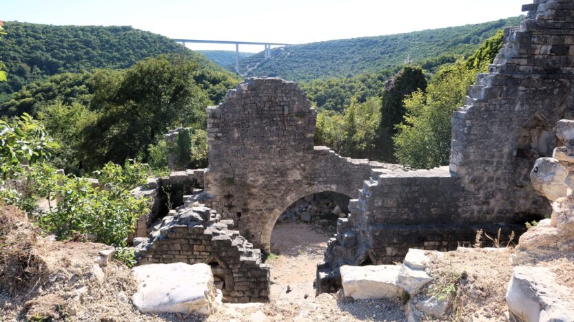 Ruševine Dvigrada, ljeto 2024. / FOTO: A.M. Blaga & misterije