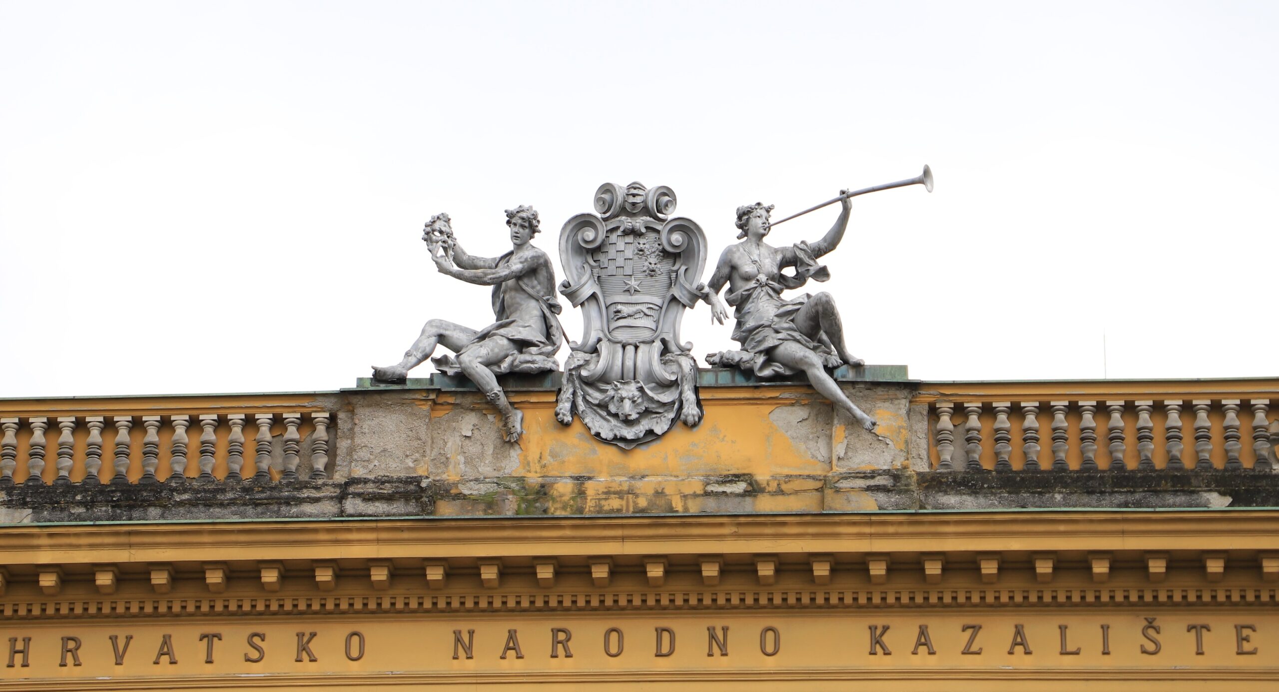 Svehrvatska zborska povorka se okuplja kod Hrvatskog narodnog kazališta u Zagrebu / FOTO: MBT
