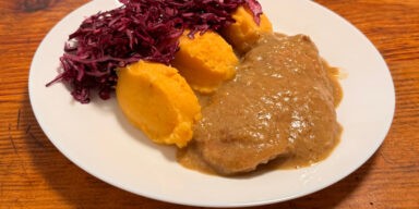 Biber šnicle na umak s pireom od batata