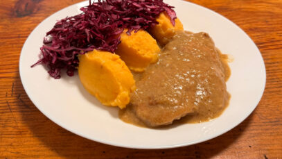 Biber šnicle na umak s pireom od batata