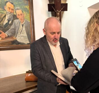 Predstavljanje knjige Glagoljica prije Ćirila i Metoda u kuli nad kamenitim vratima FOTO: Ana Mičić