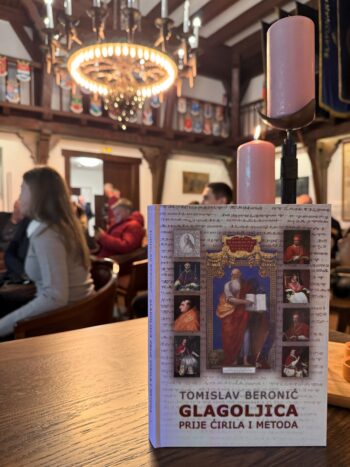 Predstavljanje knjige Glagoljica prije Ćirila i Metoda u kuli nad kamenitim vratima FOTO: Ana Mičić