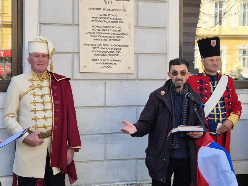 Spomen-ploča kralju Tomislavu povodom obilježavanja 1100. godina Hrvatskog Kraljevstva u Otočcu FOTO: Ličko-senjska županija