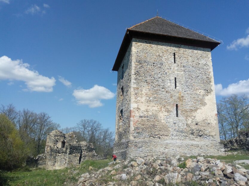 Garić-grad, FOTO: Krešimir Regan, Leksikon utvrda Hrvatske