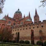 Pogled na bedem nekadašnjeg biskupskog kaštela i katedralu FOTO: Krešimir Regan / Leksikon utvrda Hrvatske