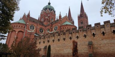 Pogled na bedem nekadašnjeg biskupskog kaštela i katedralu FOTO: Krešimir Regan / Leksikon utvrda Hrvatske