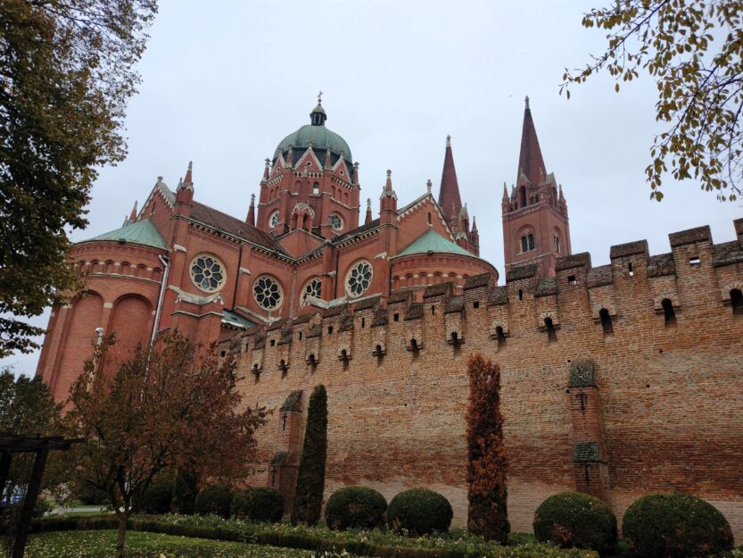 Pogled na bedem nekadašnjeg biskupskog kaštela i katedralu FOTO: Krešimir Regan / Leksikon utvrda Hrvatske