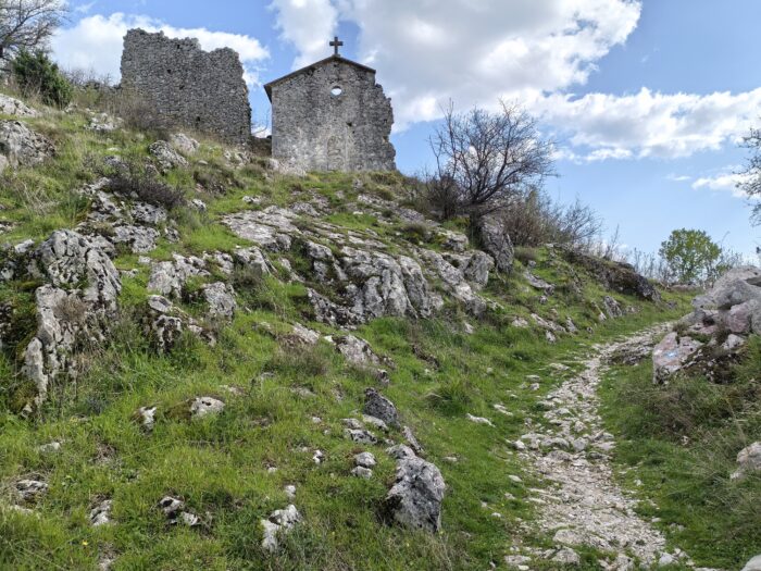 Prilazni put s crkvom i bedemom FOTO: Darko Antolković