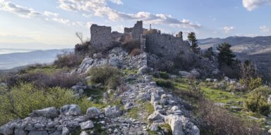 Ostaci ledeničkog kaštela na vrhu brijega FOTO: Darko Antolković