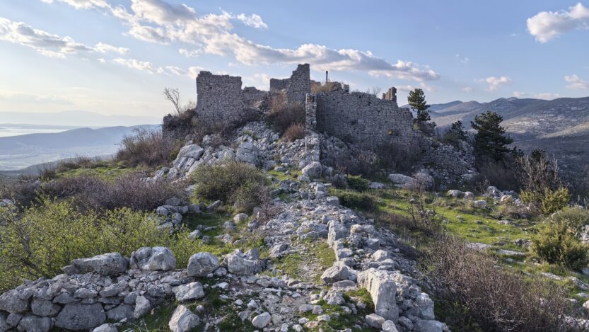 Ostaci ledeničkog kaštela na vrhu brijega FOTO: Darko Antolković