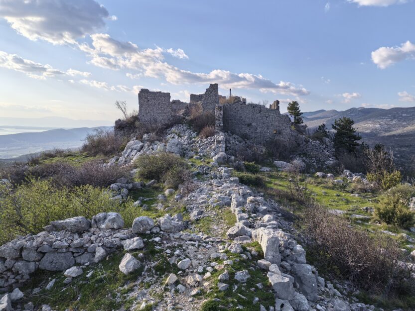 Ostaci ledeničkog kaštela na vrhu brijega FOTO: Darko Antolković
