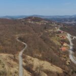 Četiri ceste iz različitih vremenskih razdoblja. S lijeva na desno - srednjovjekovna cesta Modruš - Senj, cesta kroz Modruš, cesta D23 prema Senju i auto cestu Zagreb - Split. FOTO: Dalibor Lovrić