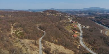 Četiri ceste iz različitih vremenskih razdoblja. S lijeva na desno - srednjovjekovna cesta Modruš - Senj, cesta kroz Modruš, cesta D23 prema Senju i auto cestu Zagreb - Split. FOTO: Dalibor Lovrić