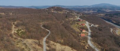 Četiri ceste iz različitih vremenskih razdoblja. S lijeva na desno - srednjovjekovna cesta Modruš - Senj, cesta kroz Modruš, cesta D23 prema Senju i auto cestu Zagreb - Split. FOTO: Dalibor Lovrić