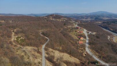 Četiri ceste iz različitih vremenskih razdoblja. S lijeva na desno - srednjovjekovna cesta Modruš - Senj, cesta kroz Modruš, cesta D23 prema Senju i auto cestu Zagreb - Split. FOTO: Dalibor Lovrić
