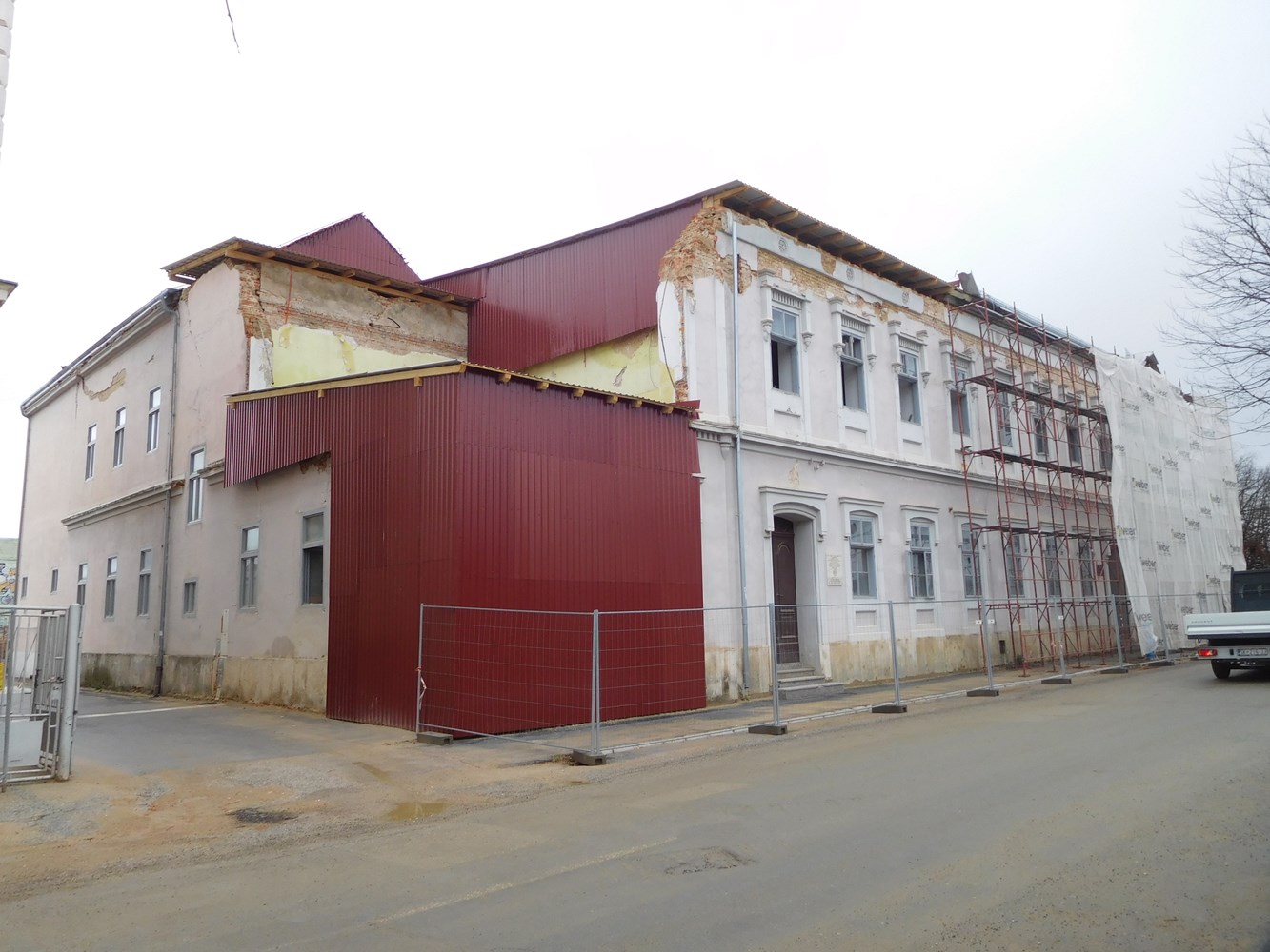 Zgrada Prve osnovne škole u Petrinji dok je trala obnova / FOTO: Ministarstvo kulture i medija