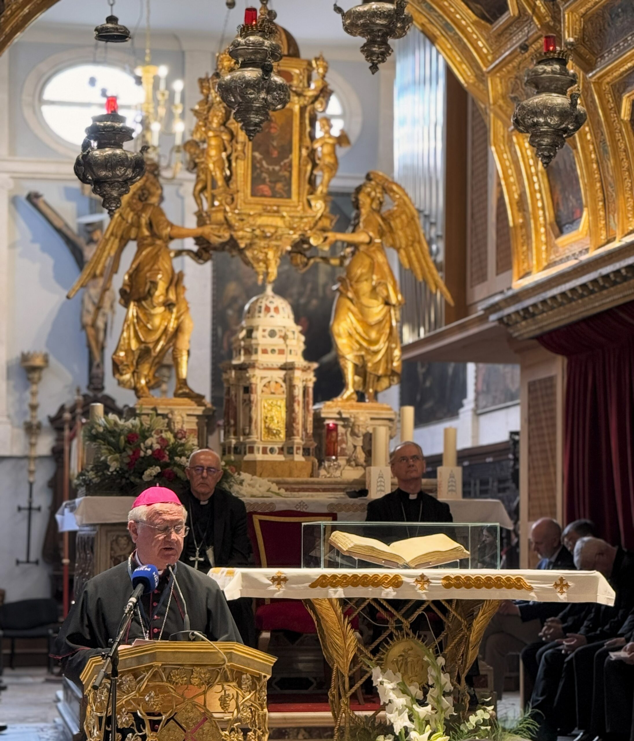 Splitski evangelijar na svečanom otvorenju znanstvenog skupa "Početci kraljevstva. Splitski crkveni sabori, Tomislav i njegovo doba o 1100. obljetnici" u katedrali sv. Dujma / FOTO: A.M. Citadela Invicta