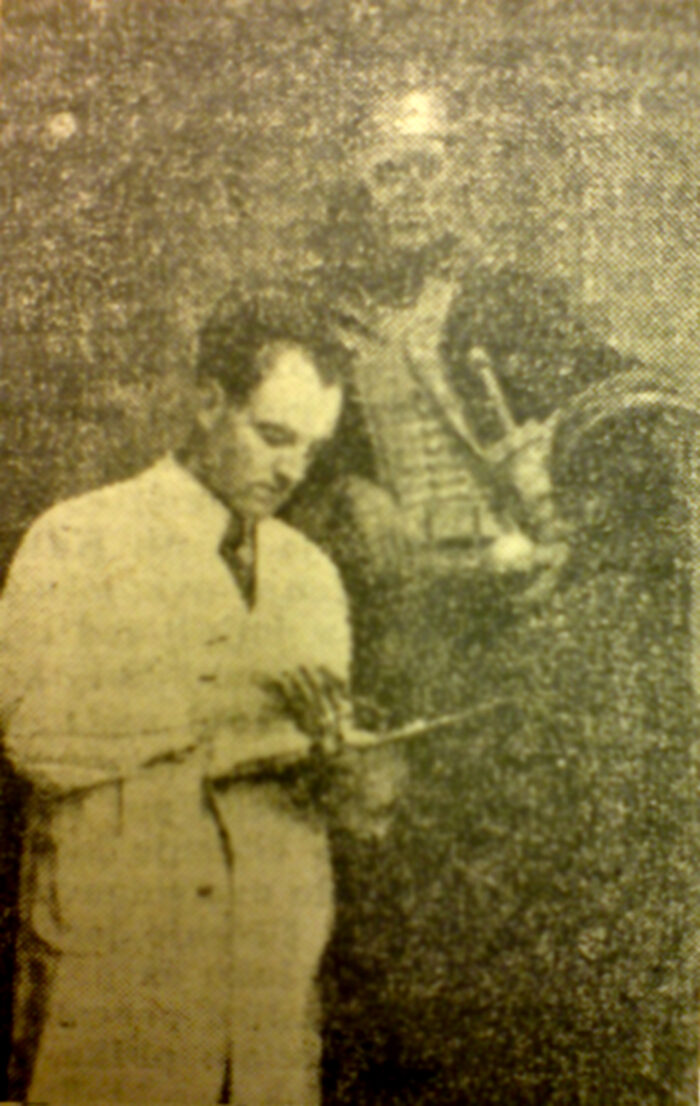 .Josip Horvat "Međimurec" ispred slike "Kralj Tomislav na prijestolju" - novinska fotografija iz veljače 1941.