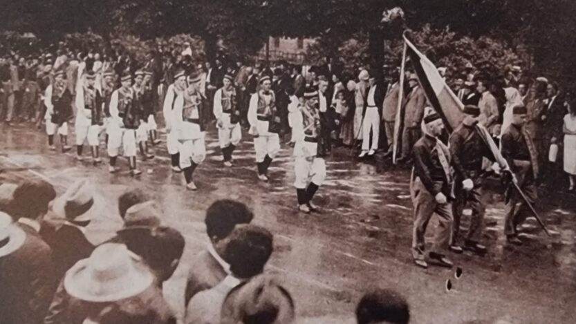 Prizor sa srpanjske proslave tisućite obljetnice u Zagrebu. Fotografija je izvorno objavljena u beogradskom tjedniku Ilustrovani list 12. srpnja 1925. godine