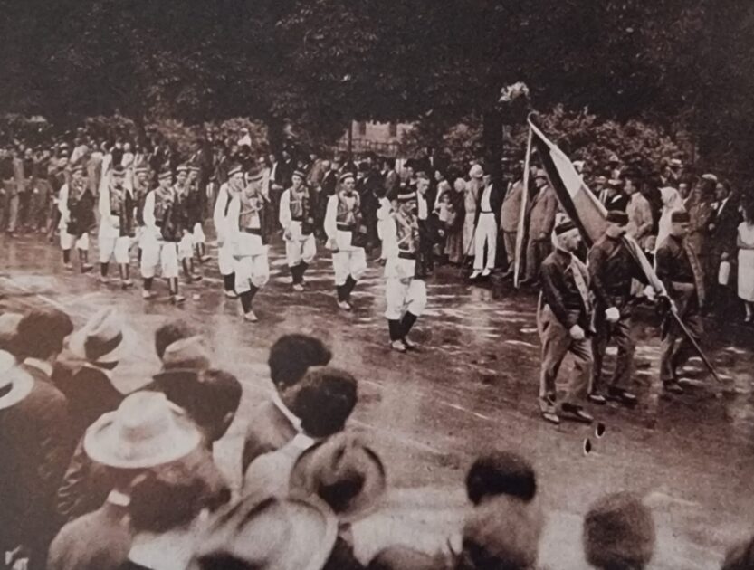 Prizor sa srpanjske proslave tisućite obljetnice u Zagrebu. Fotografija je izvorno objavljena u beogradskom tjedniku Ilustrovani list 12. srpnja 1925. godine