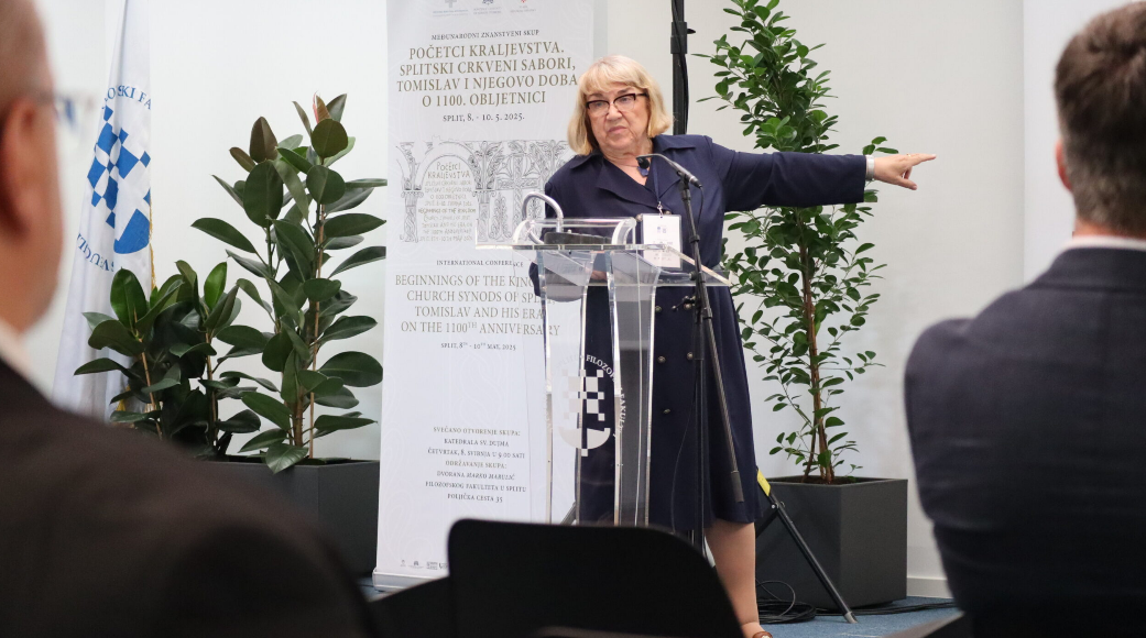 Mirjana Matijević Sokol tijekom izlaganja na međunarodnom znanstvenom skupu "Početci kraljevstva. Splitski crkveni sabori, Tomislav i njegovo doba o 1100. obljetnici" / FOTO: IKA