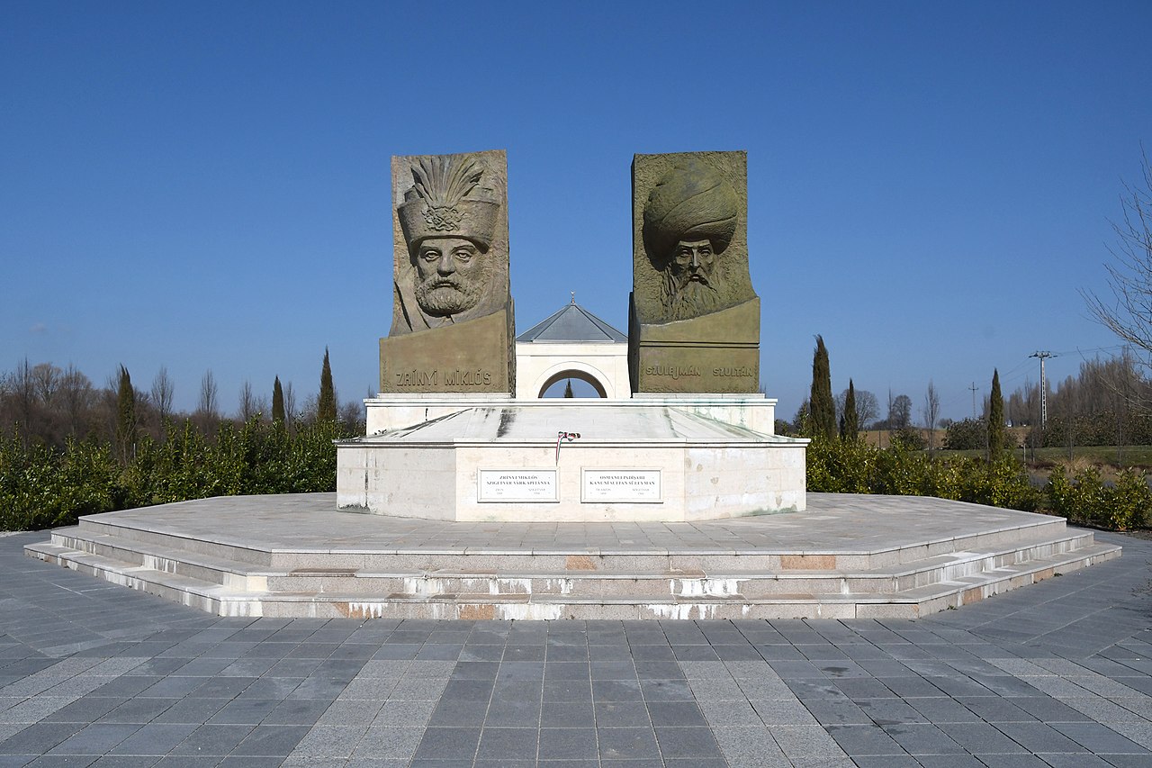 Glave Nikole IV. Zrinskog (lijevo) i sultana Sulejmana (desno) sa simboličnom grobnicom u pozadini u Parku mađarsko-turskog prijateljstva, Csertő / FOTO: Pasztilla aka Attila Terbócs