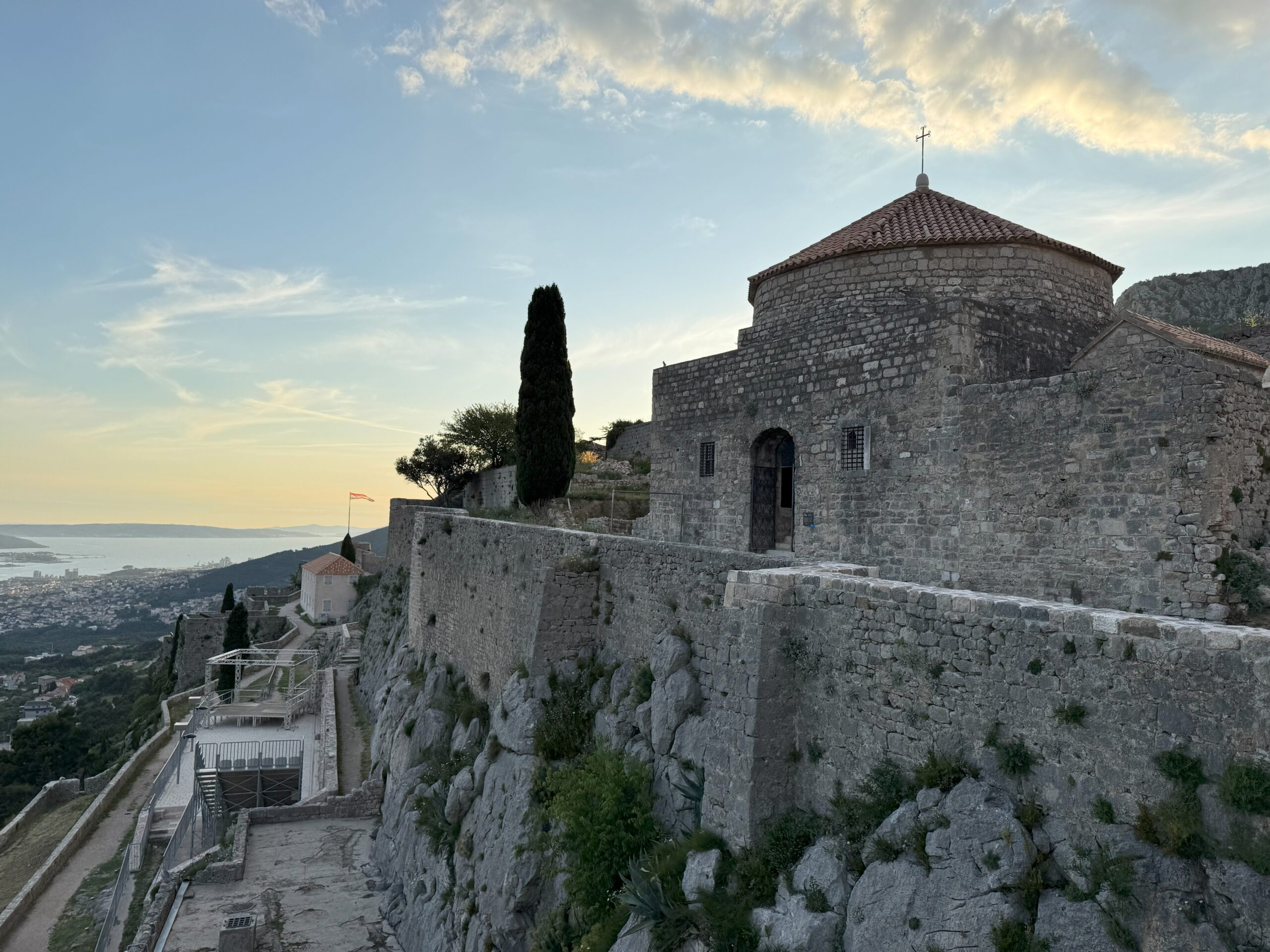 Crkva sv.Vida, utvrda Klis, svibanj 2025. FOTO: A.M. / Blaga & misterije