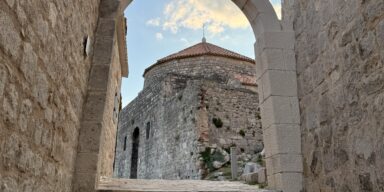 Crkva sv.Vida, utvrda Klis, svibanj 2025. FOTO: A.M. / Blaga & misterije