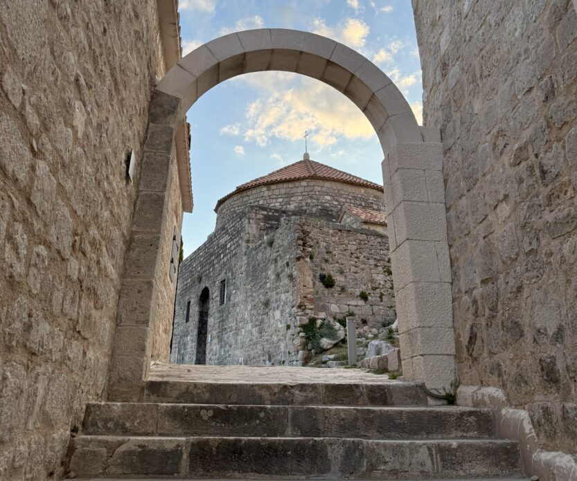 Crkva sv.Vida, utvrda Klis, svibanj 2025. FOTO: A.M. / Blaga & misterije