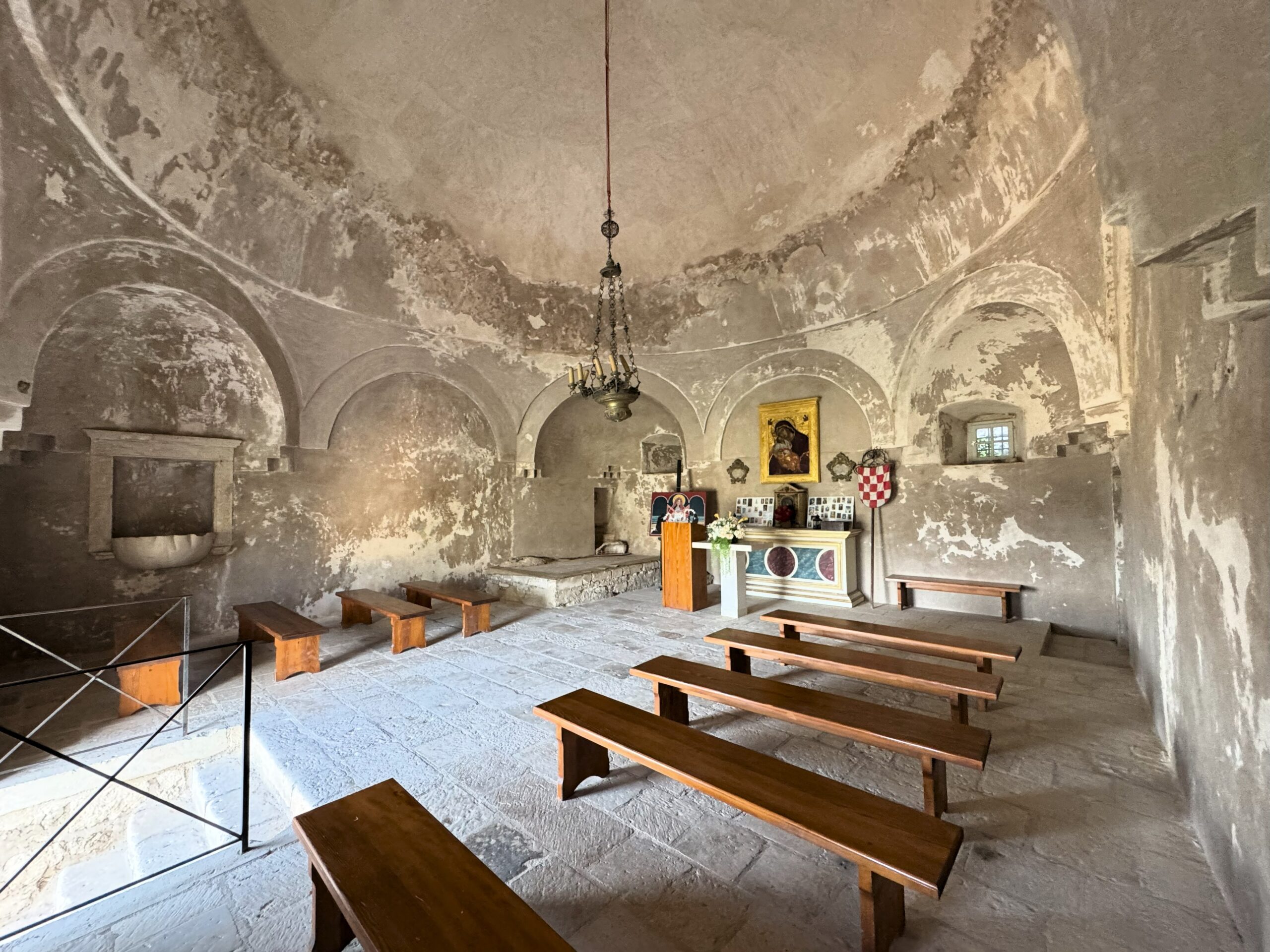 Crkva sv.Vida ispod koje je pronađen kameni ulomak na kojemu piše regina, utvrda Klis, svibanj 2025. FOTO: A.M. / Blaga & misterije