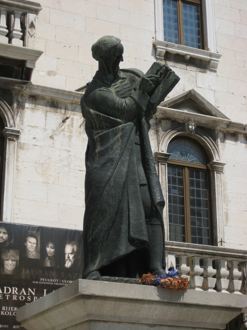 Spomenik Marku Maruliću u Splitu. Svečano otkrivanje spomenika bilo je 26. srpnja 1925. povodom otvorenja željezničke pruge Zagreb – Split i održavanja velike Jadranske izložbe. FOTO: Roberta F. / Wikipedia Commons