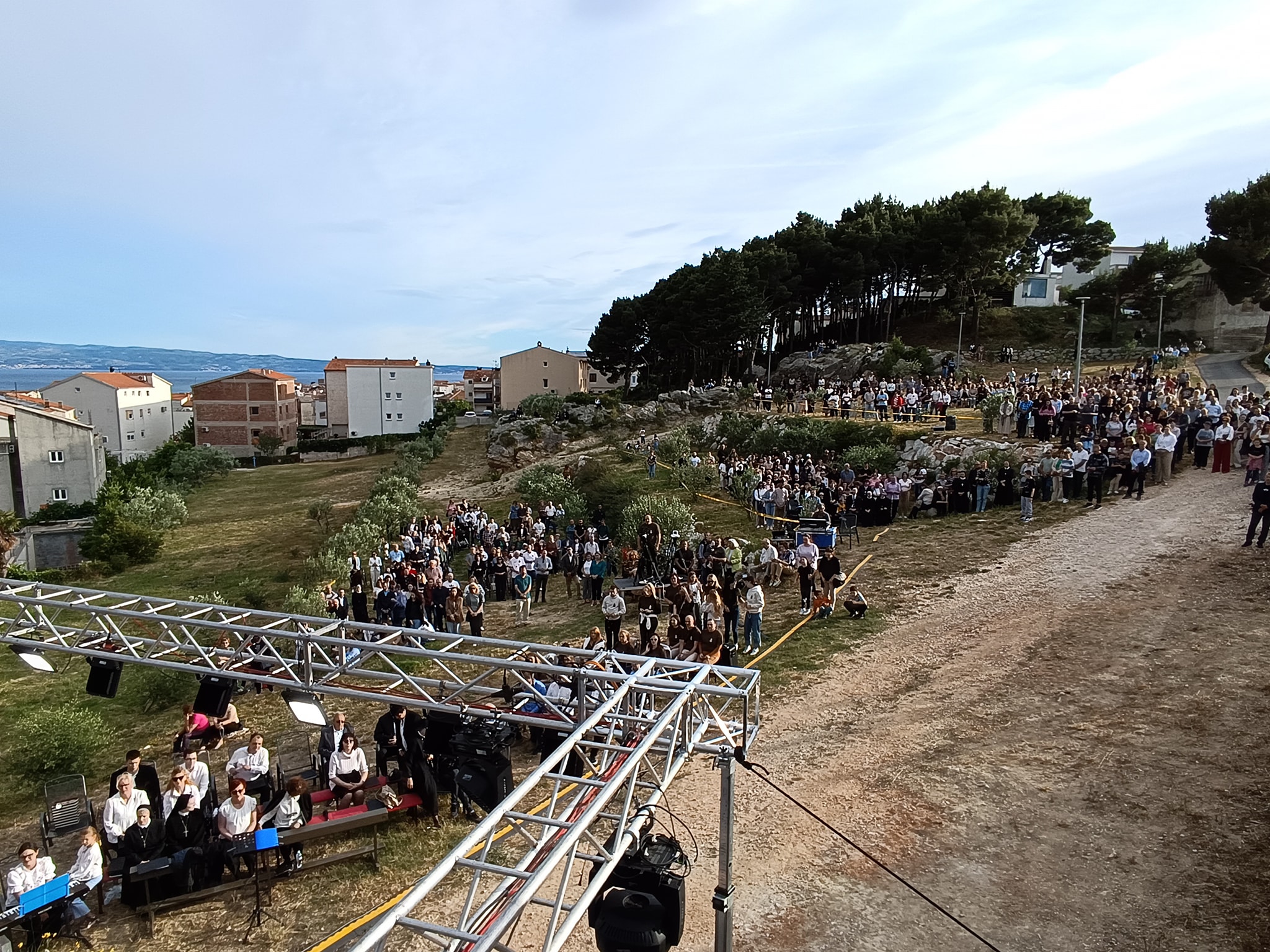 1100 molitelja krunice na svečanoj misi obilježavanja 1100. obljetnice Hrvatskoga Kraljevstva na Kamenu / FOTO: Karmelićani - Split, Facebook