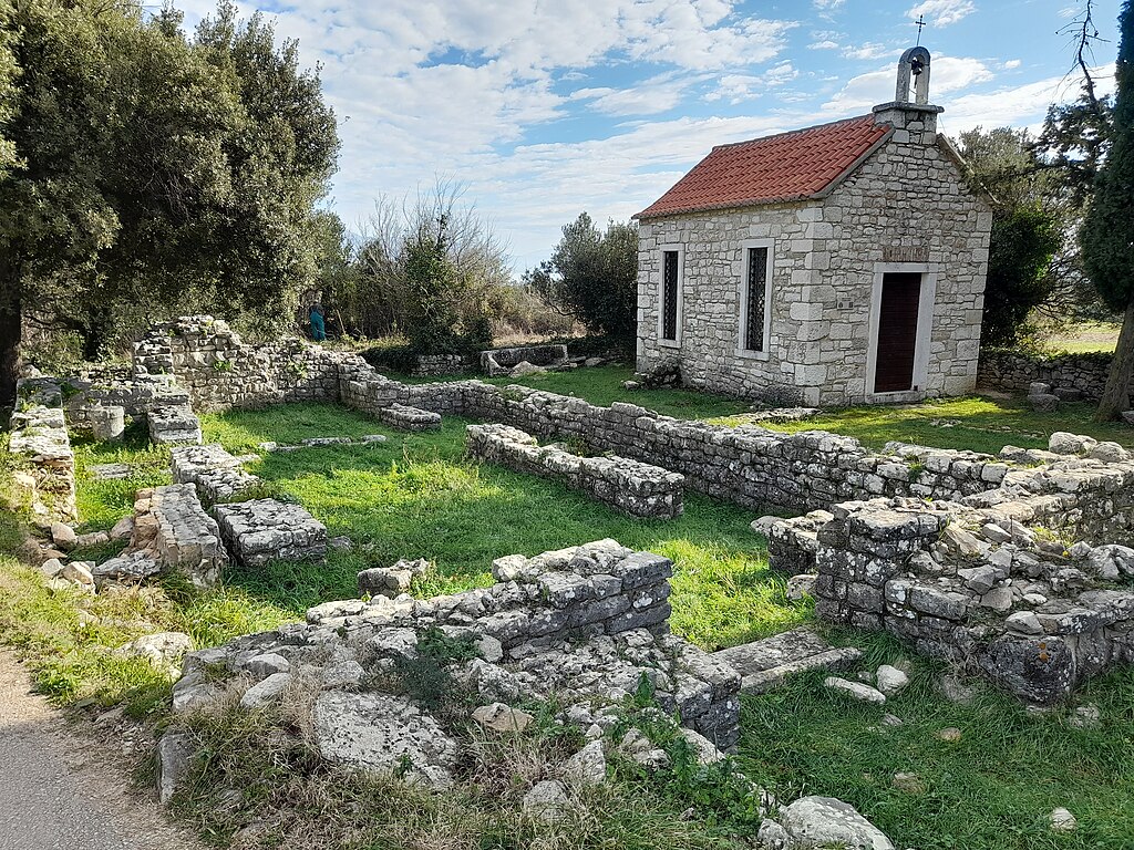 Arheološko nalazište Bijaći - Stombrate s crkvom sv. Marte Wikipedia Commons