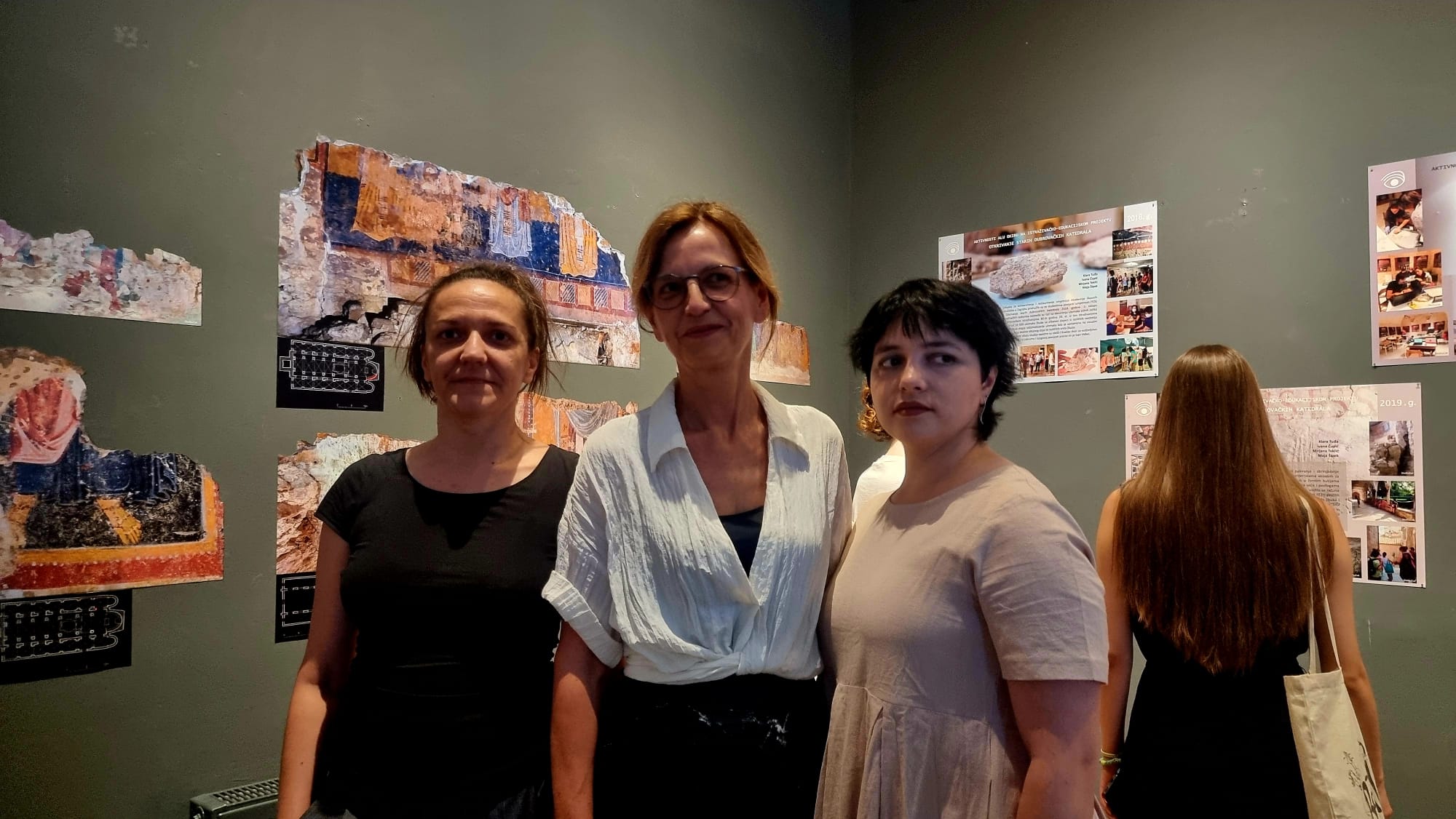 Otvorenje izložbe "Aktivnosti ALU OKIRU na istraživačko-edukacijskom projektu Otkrivanje starih dubrovačkih katedrala" 2. srpnja 2025., Galerija Šira, FOTO: M.B.T. / Blaga & misterije