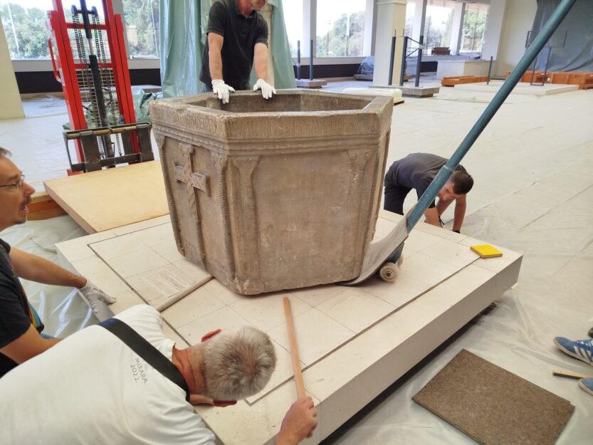 Priprema Višeslavove krstionice za putovanje do Zagreba / Preuzeto, Muzej Arheoloških spomenika u Splitu / Davor Maršić, MHAS Split