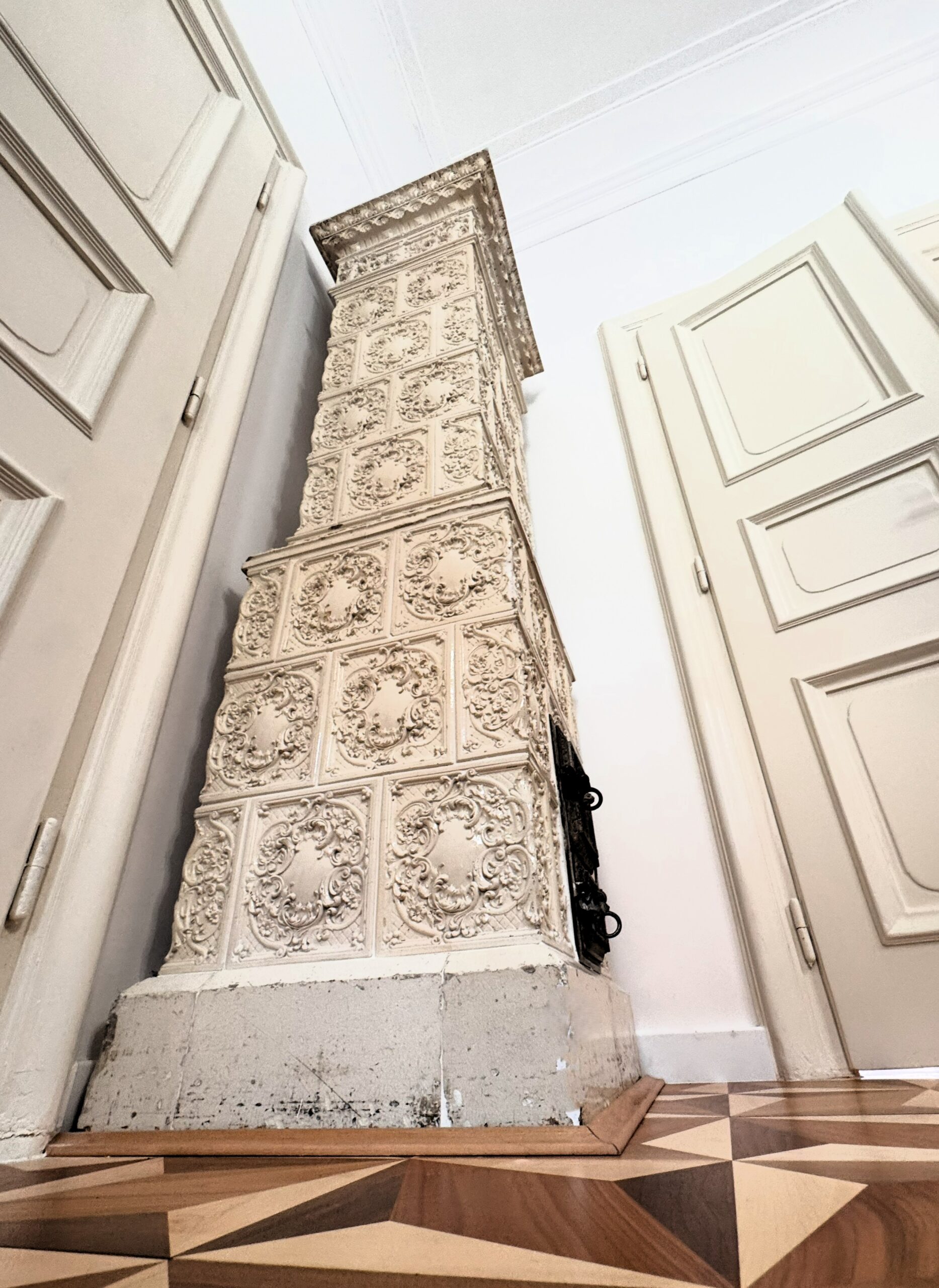 Obnovljeni detalji interijera Bužanove palače (kamin, pod, vrata, stropna plastika), Dan otvorenih vrata obnovljene baštine 2025. FOTO: A. M. / Blaga & misterije