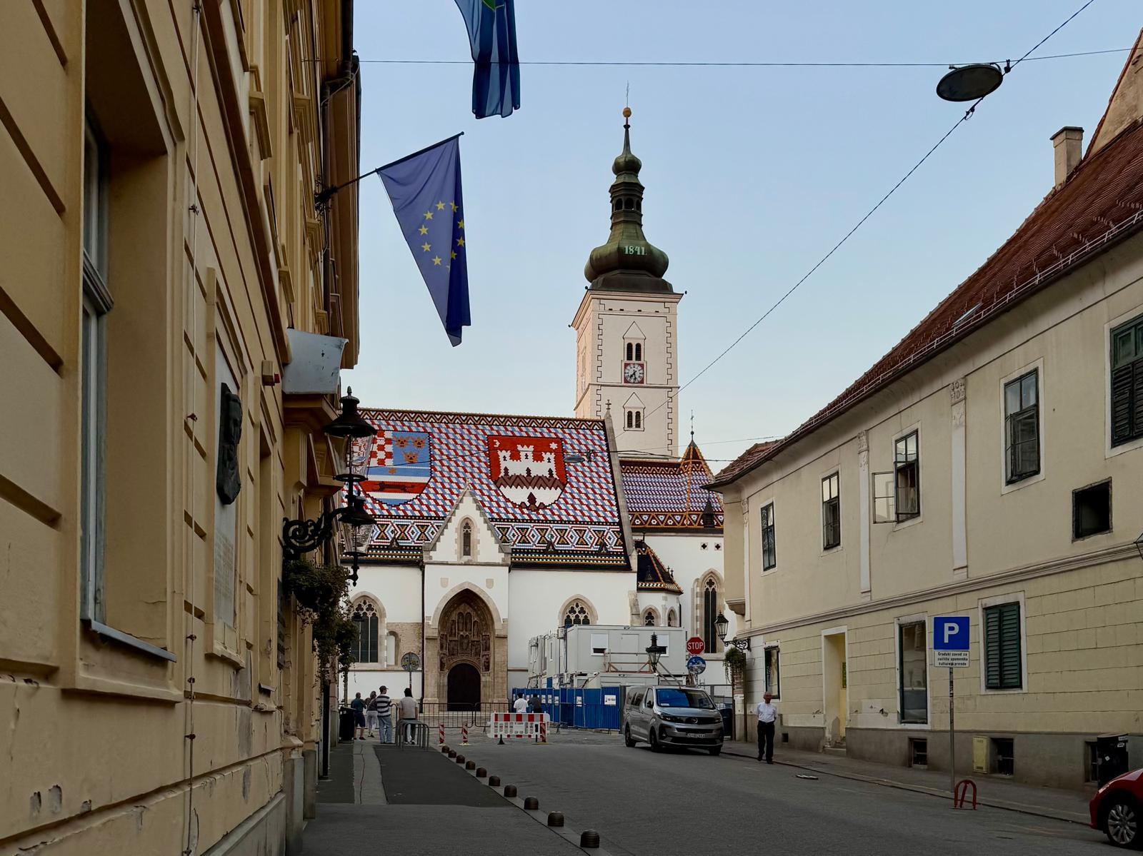 Vidljive ograde na Markovom trgu koje bi trebale spriječiti prolazak vozila, fotografirano početkom rujna 2025. FOTO: Ana Mičić, Blaga & misterije