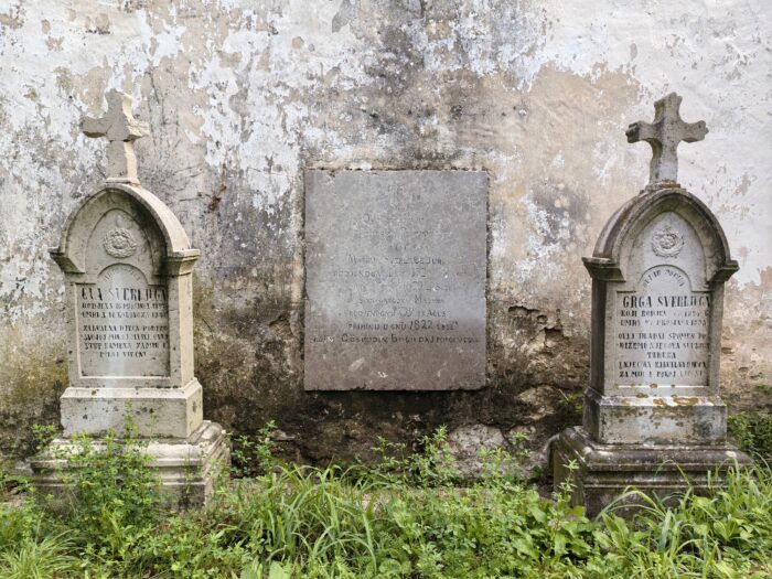 Grobovi obitelji Švrljuga iz 19. stoljeća smješteni uz crkvu Svete Trojice FOTO: Darko Antolković