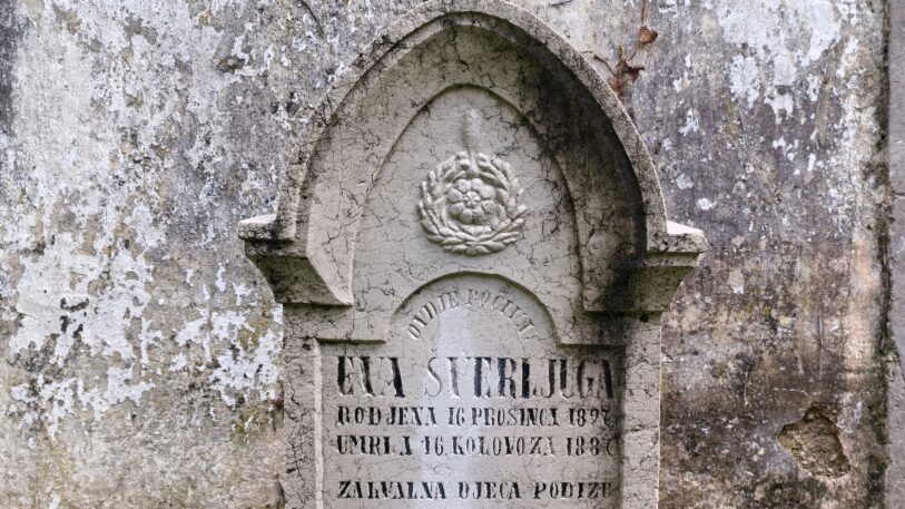 Grobovi obitelji Švrljuga iz 19. stoljeća smješteni uz crkvu Svete Trojice FOTO: Darko Antolković