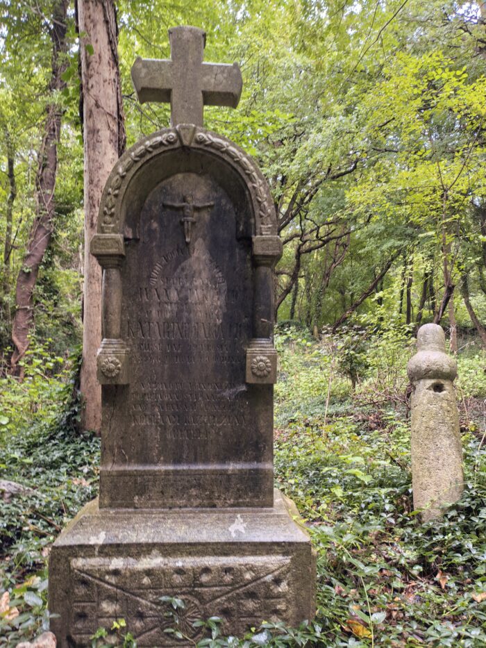 Nadgrobna stela s križem, likom Isusa i natpisom FOTO: Darko Antolković