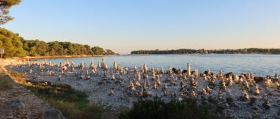 Ostavljanje kamena na kamenu čest je fenomen duž jadranske obale, Rovinj nije iznimka FOTO: MBT