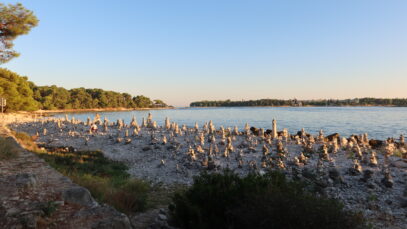 Ostavljanje kamena na kamenu čest je fenomen duž jadranske obale, Rovinj nije iznimka FOTO: MBT