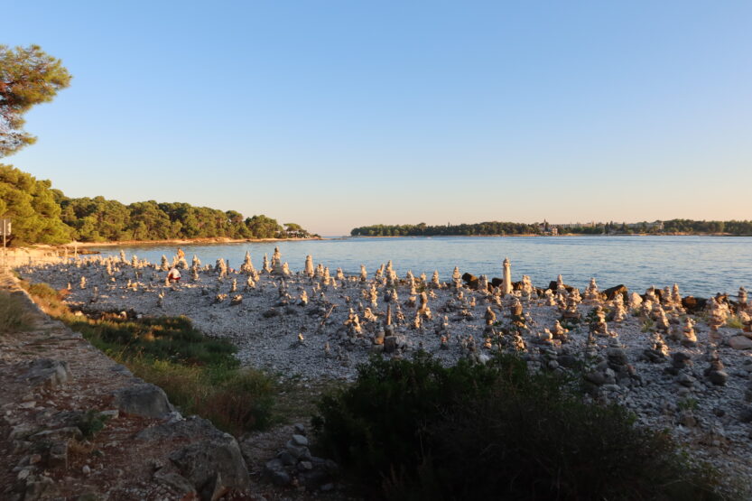Ostavljanje kamena na kamenu čest je fenomen duž jadranske obale, Rovinj nije iznimka FOTO: MBT