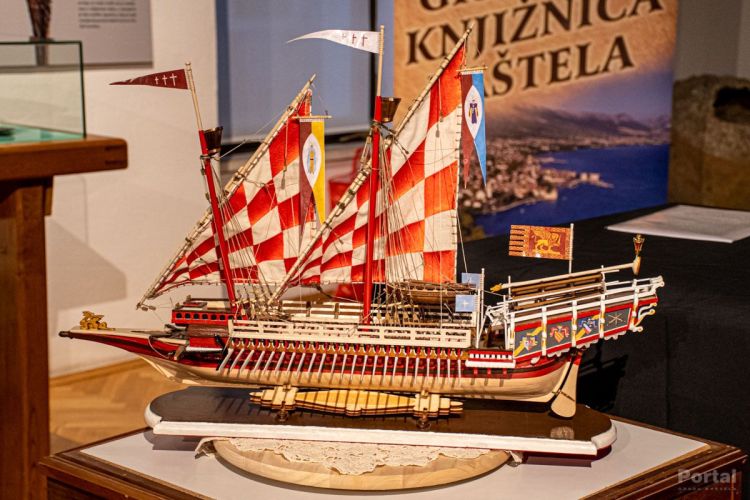 Maketa galije Sv. Jeronim koju je napravio Ante Grgić iz Vranjica FOTO; Gradska knjižnica Kaštela, rujan 2022.