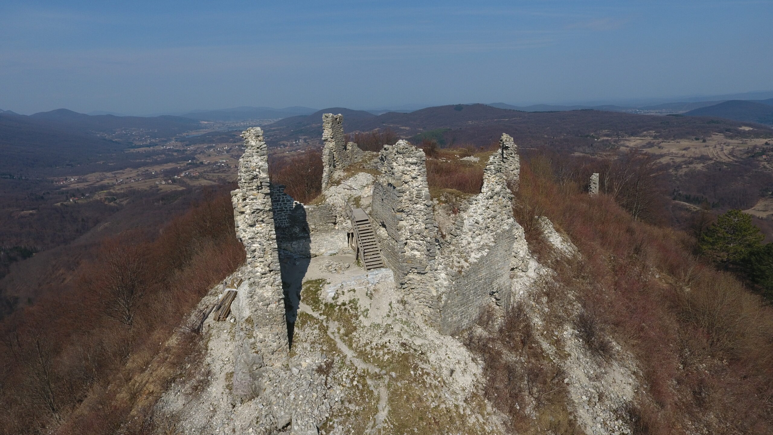 Grad Tržan, ruševine srednjovjekovne utvrde na brežuljku iznad utvrđenoga grada Modruša FOTO: Dalibor Lovrić