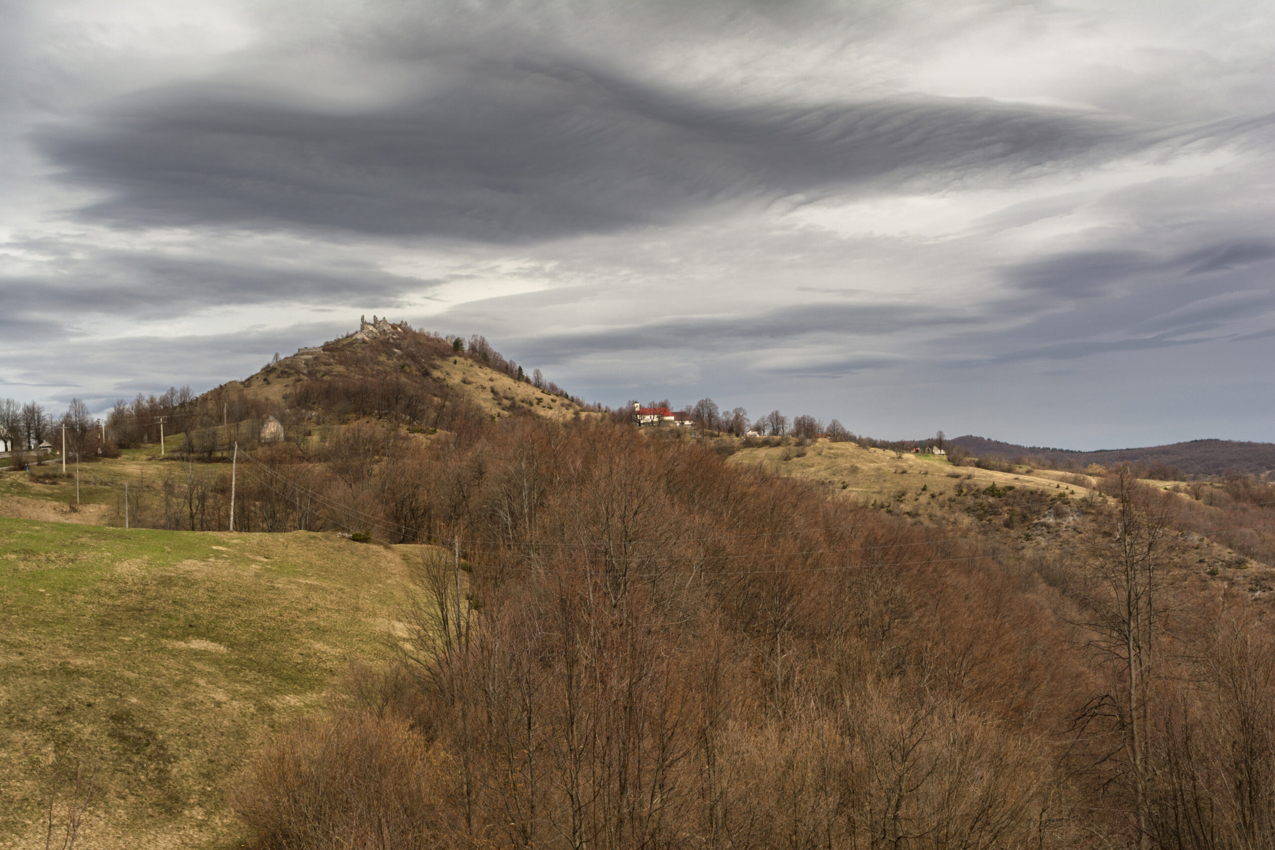 Pogled prema Tržanu, Modrušu i crkvi sv. Trojstva FOTO: Darko Antolković
