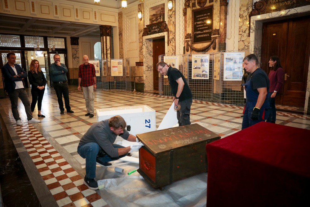 Prijenos Škrinje privilegija u galeriju Klovićevi Dvori na izložbu U početku bijaše kraljevstvo / FOTO: Državni arhiv